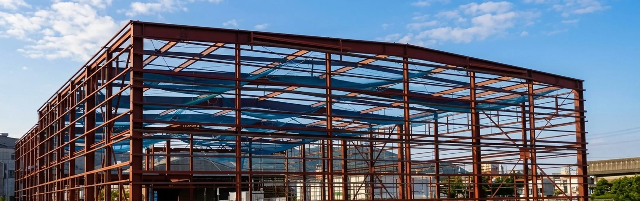 鉄骨が組み上がる建設現場